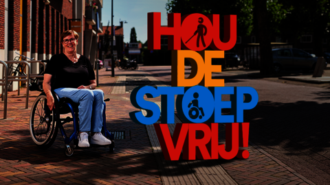 Vrouw in rolstoel op de stoep met tekst 'Hou de stoep vrij' 